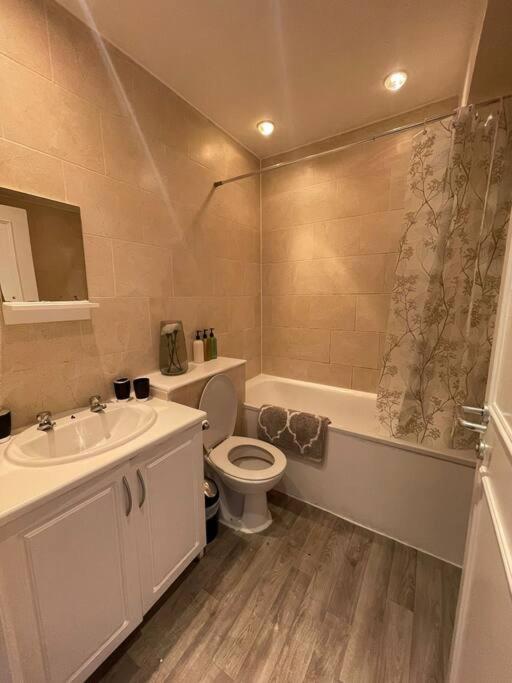 2 Bed Flat Outside Liverpool Street Station! * Londra