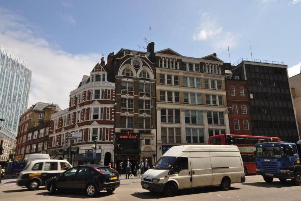 2 Bed Flat Outside Liverpool Street Station! * Londra